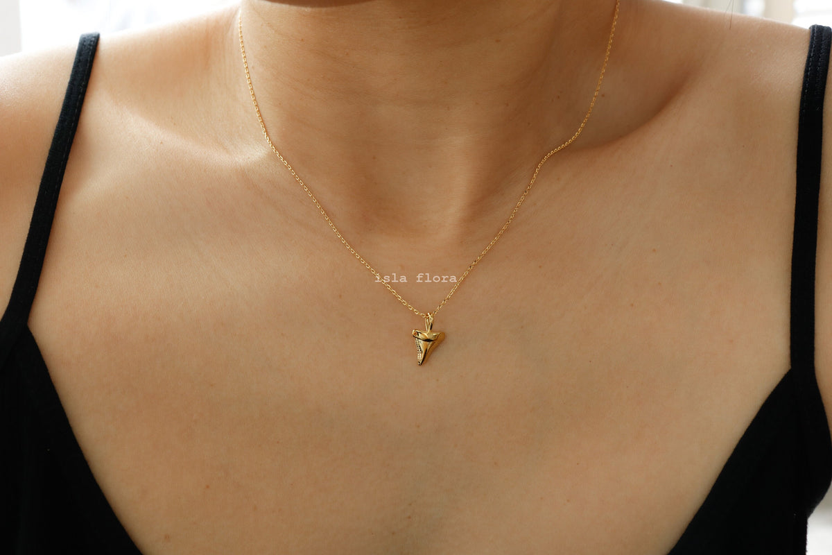 Isla Flora Dainty Shark Tooth Necklace