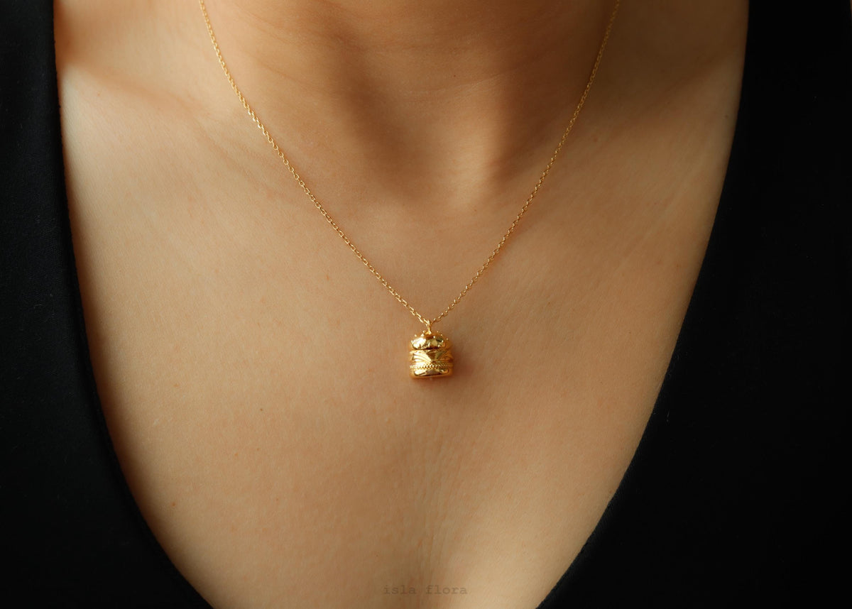 Isla Flora Dainty Realistic Cheeseburger Necklace