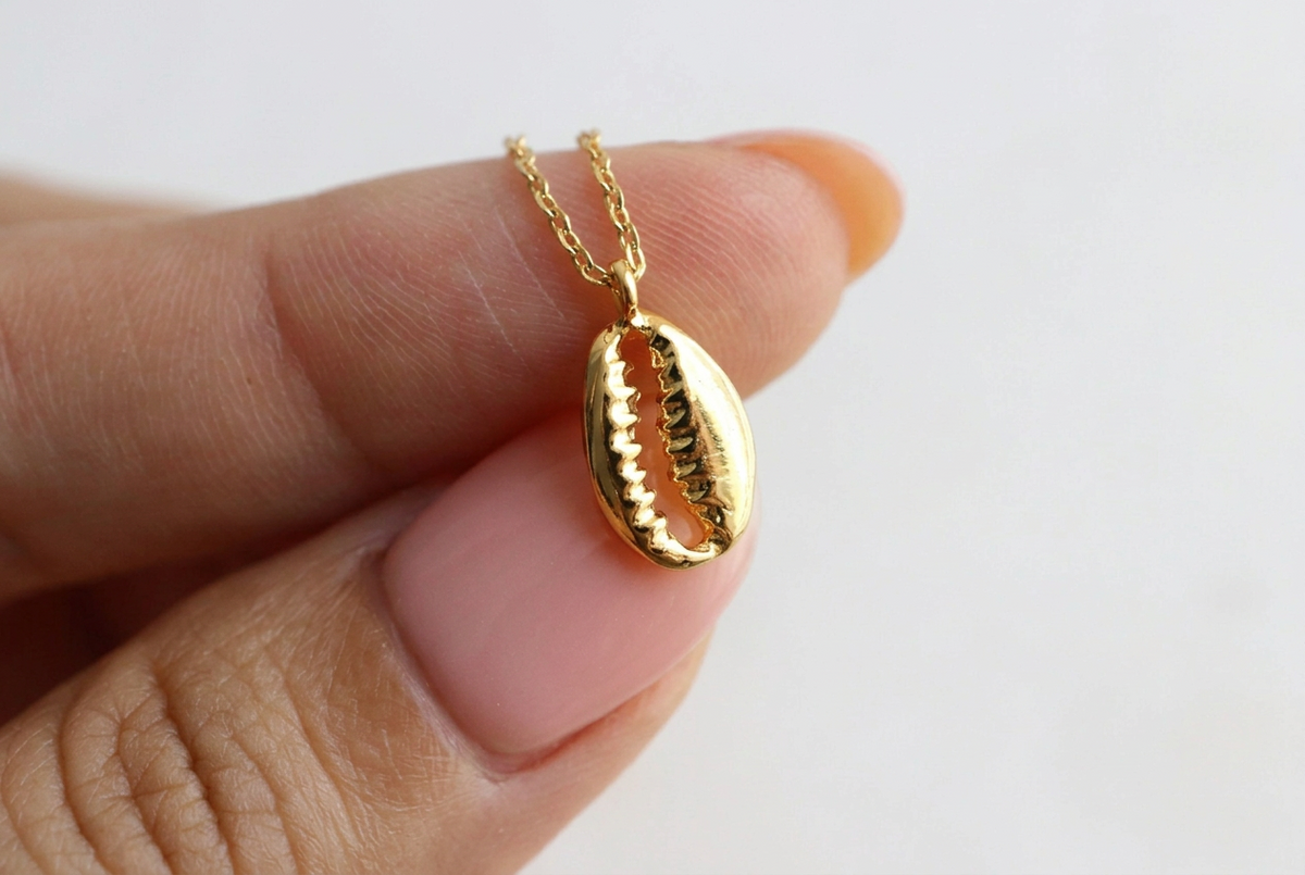 Isla Flora Cowrie Seashell Necklace